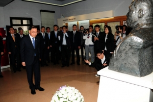 정총리 충칭 백범 흉상에 참배