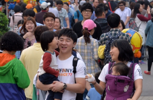 반팔 입은 상춘객… 웃음꽃 핀 가족