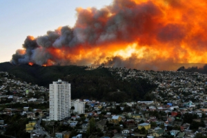 지진 이어 대형 산불로 최소 11명 사망… 칠레, 재난지역 선포