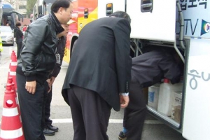 고발당한 불법개조 전세관광버스