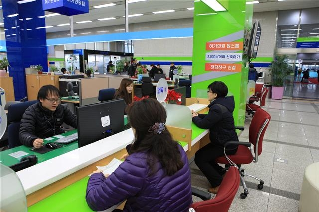 15일 운영에 들어가는 성동구의 허가민원팀 민원처리 시스템. 내부협의와 결재과정을 대폭 단축, 민원처리 시한을 확 줄였다. 성동구 제공 15일 운영에 들어가는 성동구의 허가민원팀 민원처리 시스템. 내부협의와 결재과정을 대폭 단축, 민원처리 시한을 확 줄였다. 성동구 제공