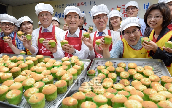 제빵 봉사활동에 참여한 헌법재판소 직원들이 14일 서울 종로구 숭인동 대한적십자사 종로·중구 희망나눔봉사센터에서 만든 빵을 들어 보이고 있다. 이날 만든 빵은 아동복지시설인 혜심원과 종로의 노인복지센터 등 취약계층에 전달된다. 손형준 기자 boltagoo@seoul.co.kr