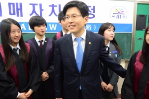 고교 찾아 학폭대책 의견 들은 황교안 법무