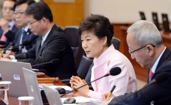 박근혜 대통령이 15일 청와대에서 주재한 제17회 국무회의에서 서울시 공무원 간첩 증거 조작 사건에 대해 유감의 뜻을 밝히고 있다.   이언탁 기자 utl@seoul.co.kr