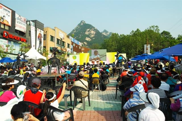 지난해 제4회 북한산 페스티벌 참가자들이 가수들의 무대를 지켜보고 있다. 은평구 제공 