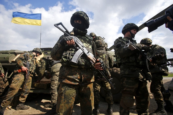 군수품 받는 우크라軍