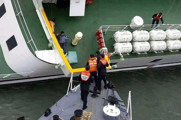 16일 전남 진도해역에서 침수된 여객선 세월호에서 해양경찰이 구조 작업을 벌이고 있다.  해양경찰청 제공