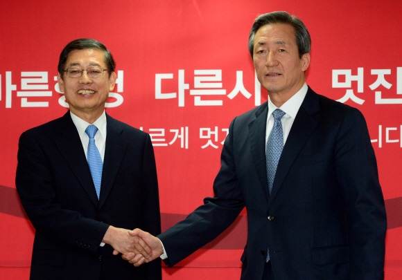 김황식(왼쪽) 전 국무총리와 정몽준 의원.