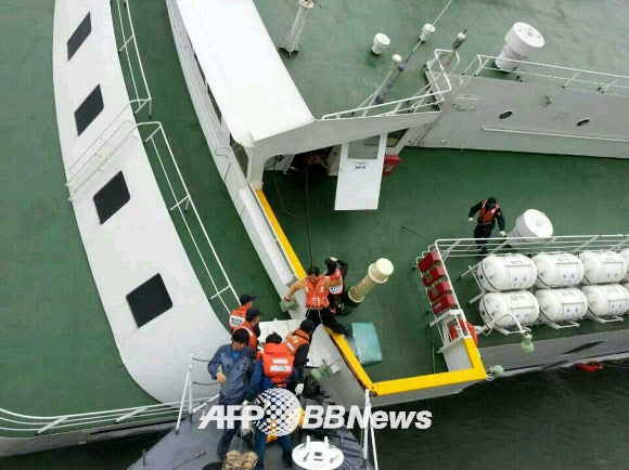 진도 여객선 ‘세월호’에서 탈출하는 승객들. ⓒ AFPBBNews=News1 