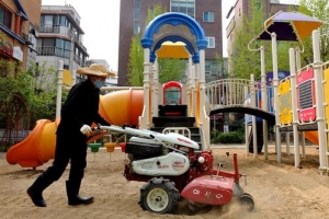 “얘들아 안심하고 놀고 가렴!”   노원구, 놀이터 모래 소독한다