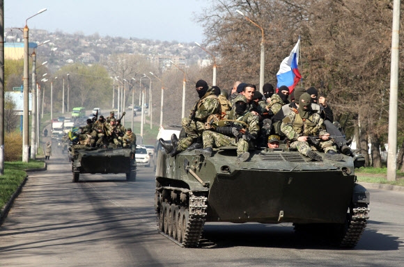 러시아 국기 단 장갑차… 우크라 정부 “위장전술” 해명 