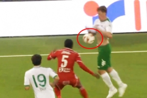 ‘왜 그랬을까?’ 경기중 유니폼 속에 축구공 숨기는 선수 포착