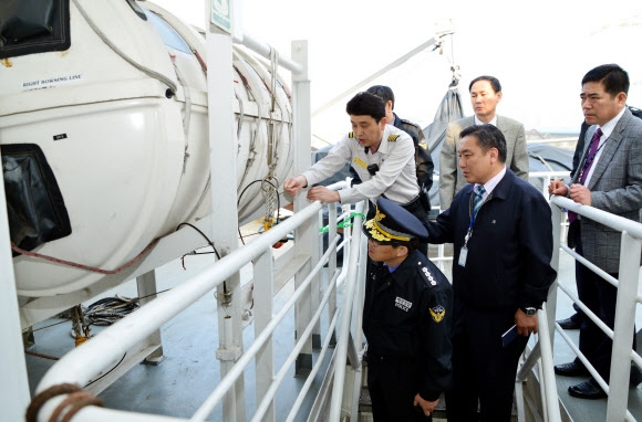 17일 동해해양경찰서가 강원 동해시 묵호와 강릉에서 출항하는 울릉도행 여객선 4척에 대해 긴급 특별점검을 하고 있다. 동해해경 제공