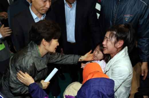 실종자 가족 위로하는 박 대통령