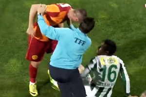 불필요한 행위 했다고 선수 격하게 꾸짖는 만치니 감독 포착