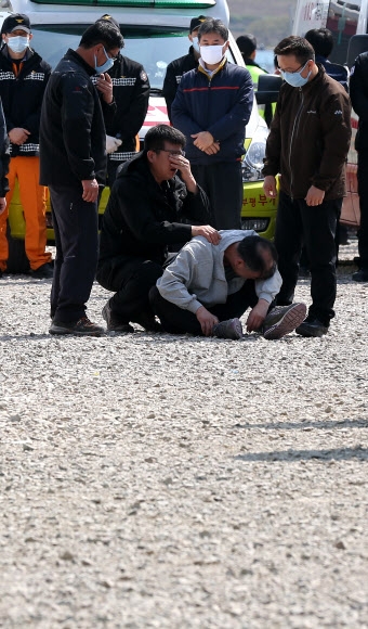 20일 오전 전남 진도군 팽목항에서 희생자 시신을 확인한 유가족들이 오열하고 있다.  연합뉴스