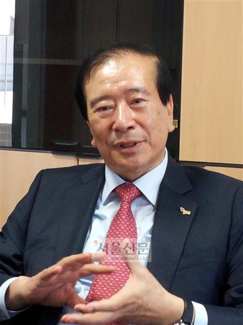 김한욱 JDC이사장이 제주국제자유도시 개발의 역점사업들을 설명하고 있다. 김 이사장은 단순한 외자유치보다는 지역개발과 지역주민 일자리 창출에 적극적인 자본을 유치하는 것이 중요하다고 강조했다.  제주 류찬희 선임기자 chani@seoul.co.kr