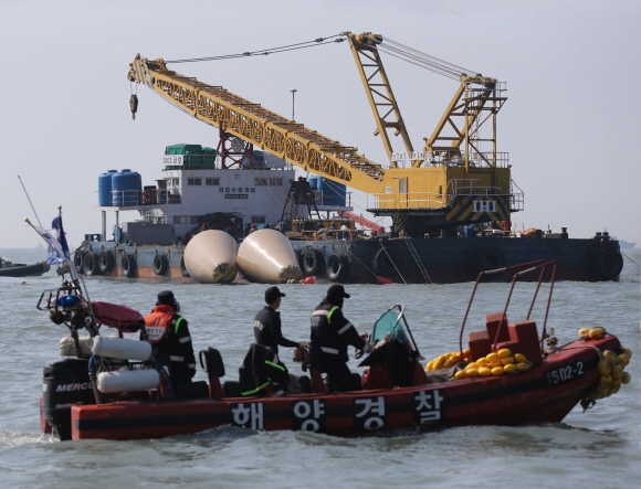 21일 오전 여객선 ’세월호’가 침몰한 전남 진도군 근방 사고 해상에서 구조대원들이 수색작업을 벌이고 있다.  정연호 기자 tpgod@seoul.co.kr