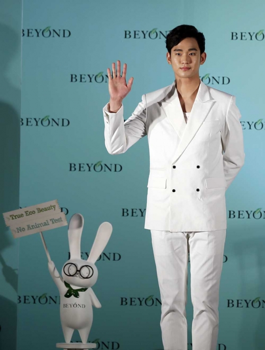 배우 김수현이 23일(현지시간) 홍콩에서 열린 한 화장품 홍보 행사에 참석해 팬들에게 손을 흔들고 있다.<br>AP/뉴시스