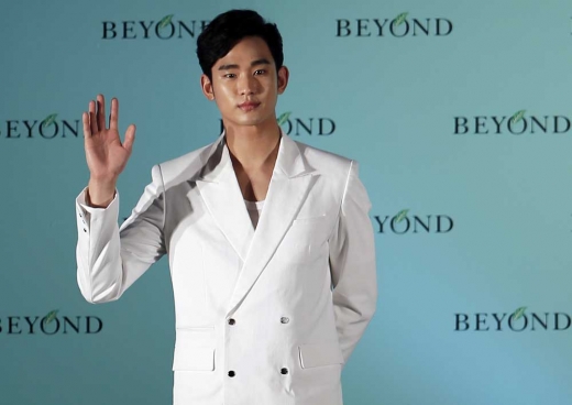 배우 김수현이 23일(현지시간) 홍콩에서 열린 한 화장품 홍보 행사에 참석해 팬들에게 손을 흔들고 있다.<br>AP/뉴시스