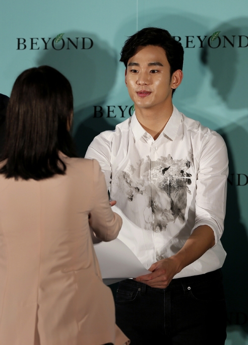 배우 김수현이 23일(현지시간) 홍콩에서 열린 한 화장품 홍보 행사에서 팬과 악수를 하고 있다.<br>AP/뉴시스