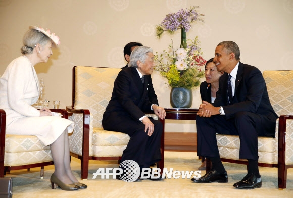 24일(현지시간) 일본을 국빈 방문한 버락 오바마 미국 대통령이 도쿄에 위치한 왕궁에서 아키히토(明仁) 일왕 부부와 이야기를 나누고 있다. ⓒ AFPBBNews=News1