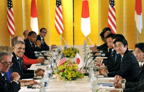 버락 오바마(왼쪽에서 세 번째) 미국 대통령과 아베 신조(오른쪽에서 두 번째) 일본 총리가 24일 일본 도쿄의 모토아카사카 영빈관에서 양국 당국자들이 배석한 가운데 마주 앉아 정상회담을 하고 있다.  도쿄 연합뉴스