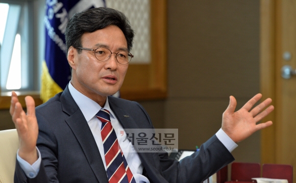 이종철 인천경제자유구역청장이 “인천경제자유구역이 글로벌 서비스산업의 전진기지로 거듭날 수 있도록 규제 완화 시범특구로 지정해야 한다”며 정부 규제정책의 문제점에 대해 이야기하고 있다. 손형준 기자 boltagoo@seoul.co.kr