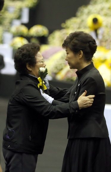 박근혜 대통령이 29일 오전 경기도 안산시 화랑유원지에 마련된 ‘세월호 사고’ 정부 합동분향소를 방문, 조문한 뒤 한 유족으로 보이는 조문객을 위로하고 있다.  연합뉴스