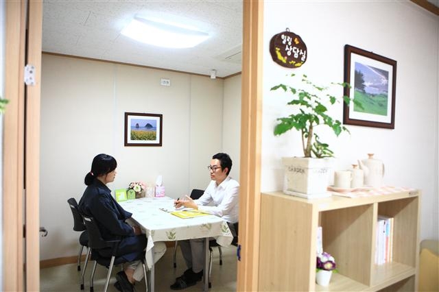 영등포구 주민이 영등포보건소 5층에 마련된 힐링캠프 상담실을 찾아 남모를 고민에 대해 상담을 받고 있다. 영등포구 제공