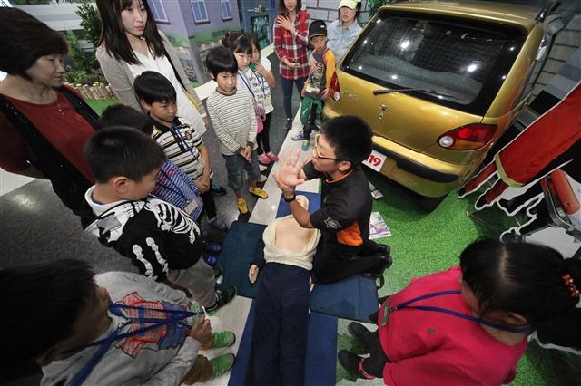 전북119안전체험관을 엄마와 함께 찾은 어린이들이 구조 구급 체험을 하고 있다. 전북도 소방본부 제공