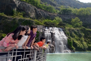 시원한 폭포와 호수 보니 마음도 뻥 뚫려요