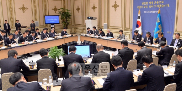박근혜 대통령이 1일 청와대 영빈관에서 열린 ‘2014 국가재정전략회의’에서 모두 발언을 하고 있다. 이언탁 기자 utl@seoul.co.kr
