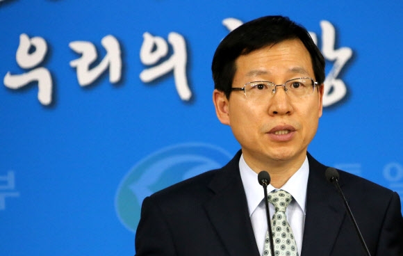 김의도 통일부 대변인이 2일 정부서울청사에서 북한의 핵실험에 대한 취재진의 질문에 답변하고 있다.    연합뉴스