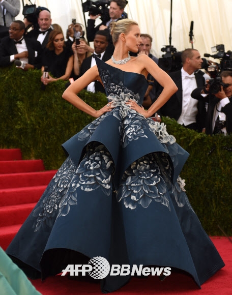 미국 뉴욕의 의상연구소 찰스 제임스 갈라패션쇼가 5일(현지시간) 저녁 메트로폴리탄 미술관에서 열렸다. 뉴욕의 패션계 연례 행사중 가장 중요한 이벤트로 손꼽히는 이 행사에는 패션계는 물론이고 헐리우드 스타들까지 대거 참석해 성황을 이뤘다. 모델 카롤리나 쿠르코바가 포즈를 취하고 있다.  1978년에 사망한 찰스 제임스는 20세기 중반 최고의 디자이너로 화려하고 세공이 많이 들어간 드레스에 섬세한 드레이핑 기술을 도입한 의상의 전문가로 손꼽힌다.  ⓒ AFPBBNews=News1  