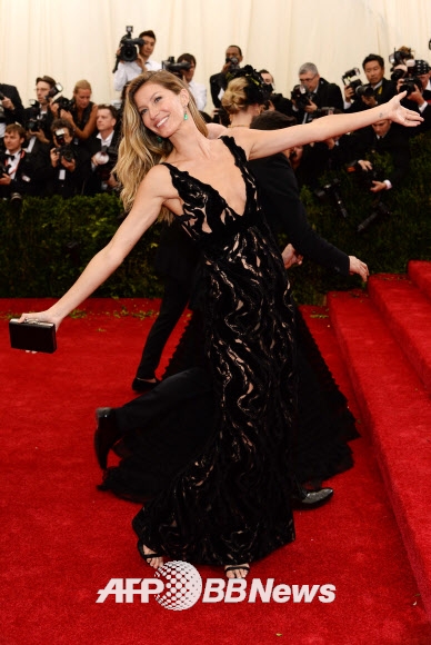 미국 뉴욕의 의상연구소 찰스 제임스 갈라패션쇼가 5일(현지시간) 저녁 메트로폴리탄 미술관에서 열렸다. 뉴욕의 패션계 연례 행사중 가장 중요한 이벤트로 손꼽히는 이 행사에는 패션계는 물론이고 헐리우드 스타들까지 대거 참석해 성황을 이뤘다. 모델 지젤 번천이 포즈를 취하고 있다.  1978년에 사망한 찰스 제임스는 20세기 중반 최고의 디자이너로 화려하고 세공이 많이 들어간 드레스에 섬세한 드레이핑 기술을 도입한 의상의 전문가로 손꼽힌다.  ⓒ AFPBBNews=News1  