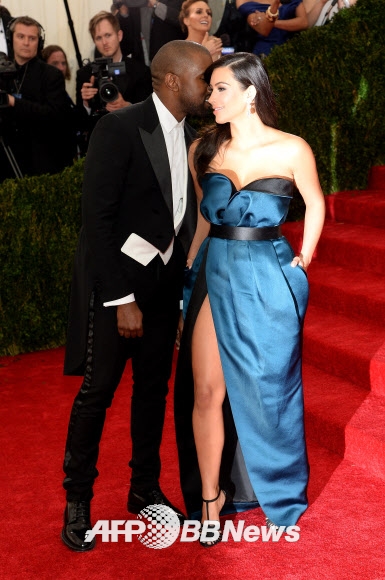 미국 뉴욕의 의상연구소 찰스 제임스 갈라패션쇼가 5일(현지시간) 저녁 메트로폴리탄 미술관에서 열렸다. 뉴욕의 패션계 연례 행사중 가장 중요한 이벤트로 손꼽히는 이 행사에는 패션계는 물론이고 헐리우드 스타들까지 대거 참석해 성황을 이뤘다. 카니예 웨스트와 킴 카다시안이 포즈를 취하고 있다.  1978년에 사망한 찰스 제임스는 20세기 중반 최고의 디자이너로 화려하고 세공이 많이 들어간 드레스에 섬세한 드레이핑 기술을 도입한 의상의 전문가로 손꼽힌다.  ⓒ AFPBBNews=News1  