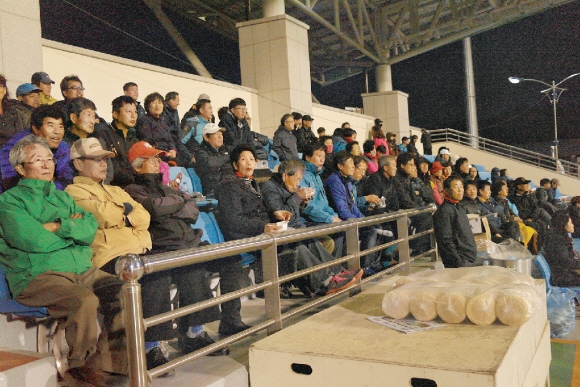 충북 보은 주민들이 지난달 28일 읍내 공설운동장에서 현대제철과 상무 간 여자축구 경기를 진지한 표정으로 지켜보고 있다. 