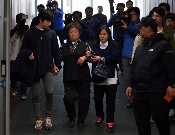  6일 오전 세월호 사고 해역에서 수중 수색을 하다 숨진 민간잠수사 이광욱씨의 가족들이 전라남도 목포시 상동 목포한국병원에 들어오고 있다.  박윤슬 기자 seul@seoul.co.kr  