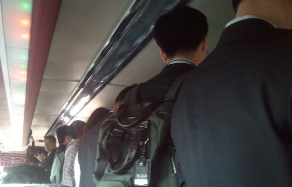 충북 오송역에서 정부세종청사로 평일 오전 7시 40분 출발하는 공무원 통근버스가 7일 10여명의 승객을 입석으로 태운 채 운행되고 있다.