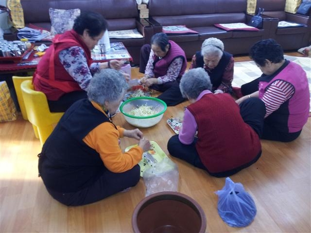 지역 홀몸 노인들이 직접 기른 콩나물을 이웃에게 나눠 주기 전에 손질하고 있다.  노원구 제공