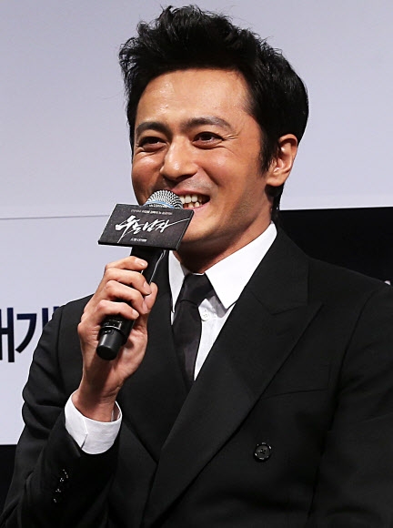 질문에 답하는 장동건