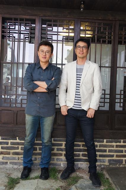 3D 옴니버스 영화 ‘신촌좀비만화’ 중 ‘너를 봤어’의 한지승(왼쪽) 감독과 ‘피크닉’의 김태용 감독. 이들은 “‘유령’을 찍은 류승완 감독은 영화 촬영 때문에 서울에 먼저 올라갔다. 우리만 인터뷰한 것을 알면 분명히 질투할 것”이라며 웃었다.