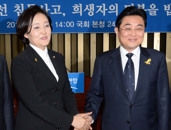 새정치민주연합 박영선(왼쪽) 의원이 8일 국회에서 신임 원내대표로 선출된 뒤 전병헌 이임 원내대표와 악수하고 있다. 이호정 기자 hojeong@seoul.co.kr