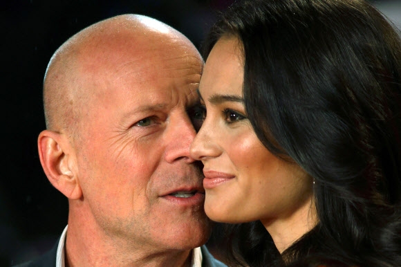 브루스 윌리스와 엠바 헤밍