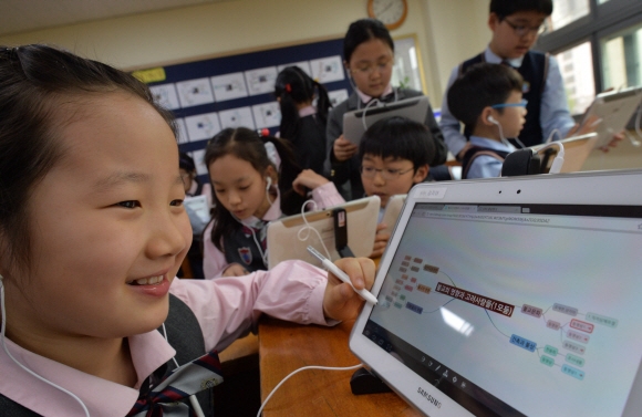 서울 서초구의 계성초등학교 학생들이 지난 2일 교실에서 태블릿PC를 활용해 수업에 참여하고 있다. 박지환 기자 popocar@seoul.co.kr