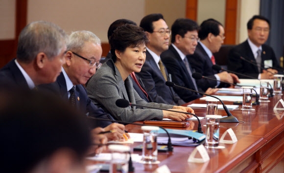 박근혜 대통령이 9일 오전 청와대에서 열린 긴급민생대책회의를 주재하며 모두발언하고 있다. 연합뉴스