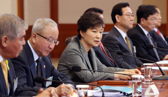 박근혜 대통령이 9일 오전 청와대에서 세월호 참사에 따른 경기위축 여파를 점검하고 대응책을 마련하기 위한 긴급 민생대책회의를 주재했다. 이언탁 기자 utl@seoul.co.kr