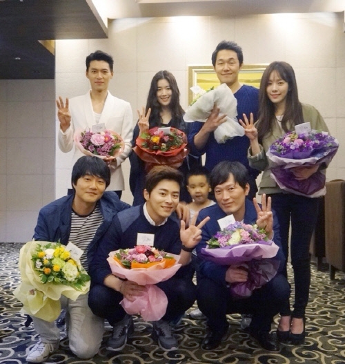 300만 관객을 돌파한 영화 ‘역린’의 배우들이 카네이션을 들고 있다. 롯데엔터테인먼트 제공