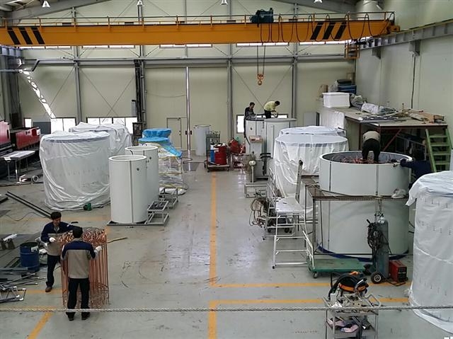 무더위를 앞두고 벌써 전력 대란을 우려하는 가운데 당장 전력 수요를 줄일 수 있는 기기들이 눈길을 끈다. 사진은 일반 에어컨 전기료의 20%만으로 가동할 수 있는 빙축열 기기를 만드는 트윈에너지 공장. 트윈에너지 제공